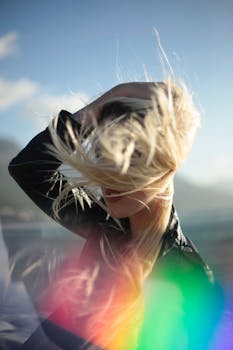 这幅艺术肖像中，金发女子在风中展现了充满活力的灯光效果