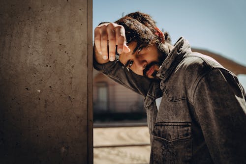 Foto De Hombre Vestido Con Chaqueta Vaquera