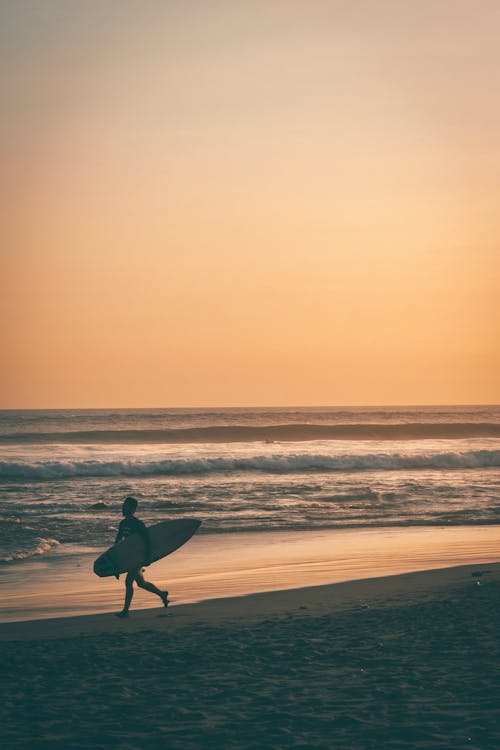 Man Met Surfplank Op Kust