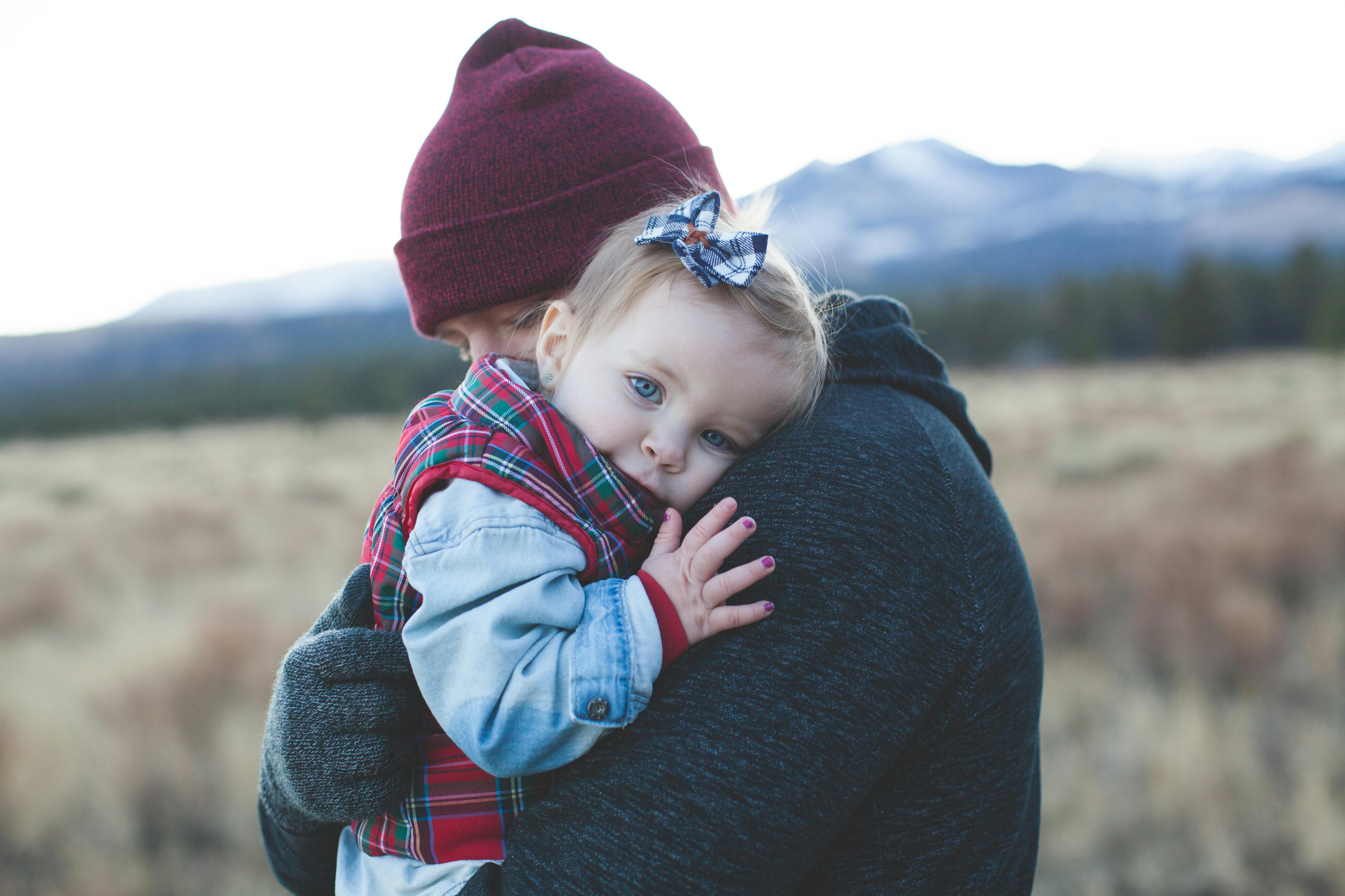 A man carrying a baby girl | Photo: Pexels