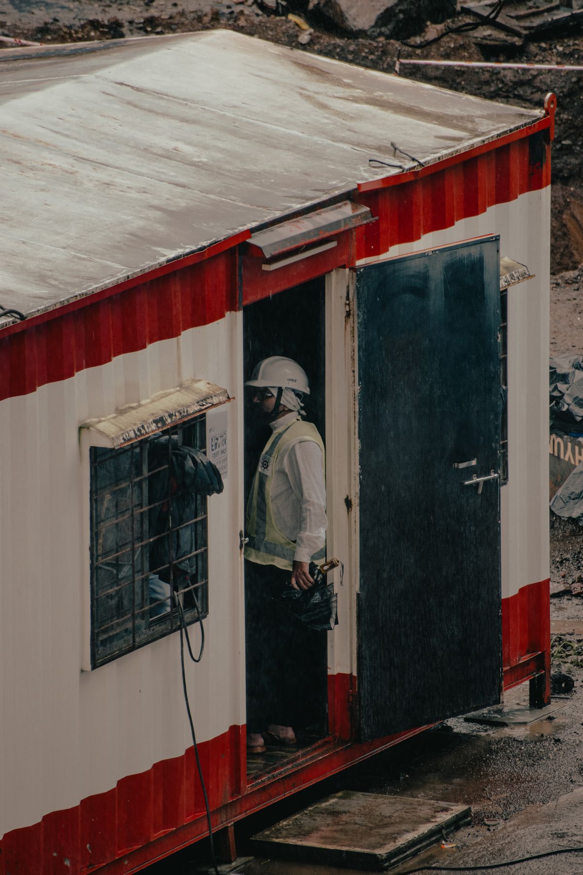Bureau de chantier et personnel en tenue de sécurité – Bureau d'études au Congo