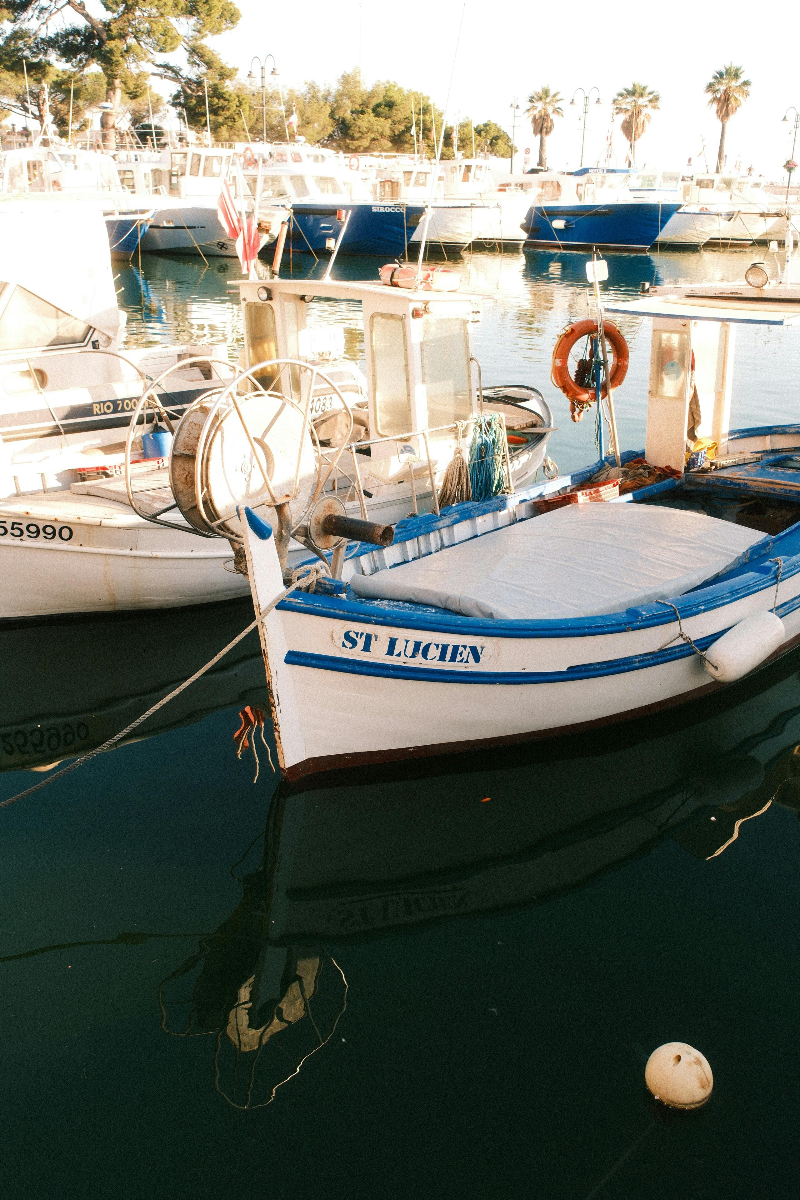 Barques de pêche colorées dans un petit port méditerranéen