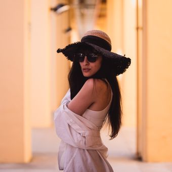 Wide-brim black hat worn in sunlight, photo by Guillermo Berlin on Pexels