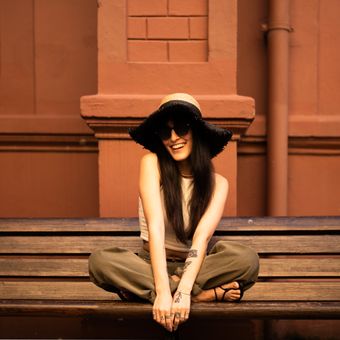 Woman wearing a wide-brim sun hat, photo by Guillermo Berlin on Pexels