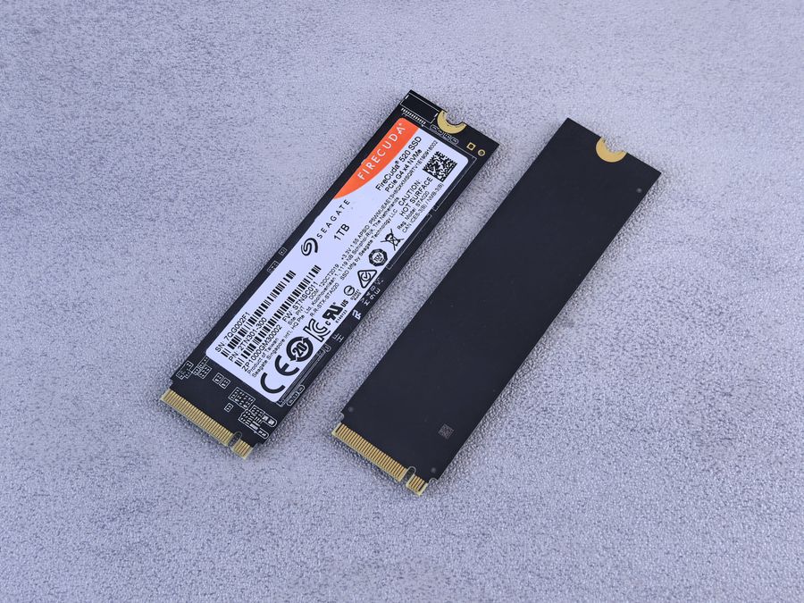 Dos unidades SSD NVMe Seagate FireCuda sobre una superficie gris