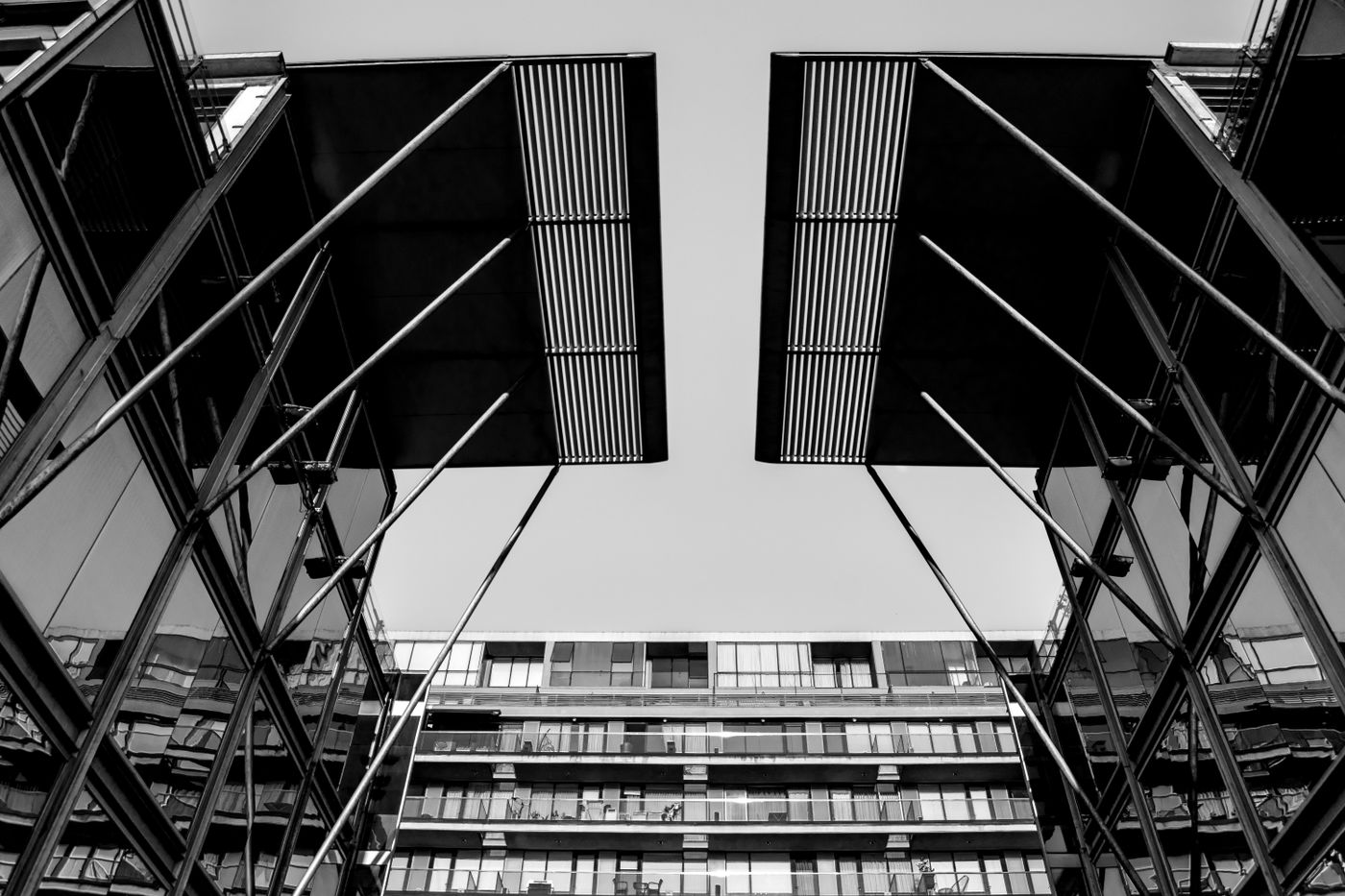 Fachada de un edificio moderno en Buenos Aires con líneas geométricas