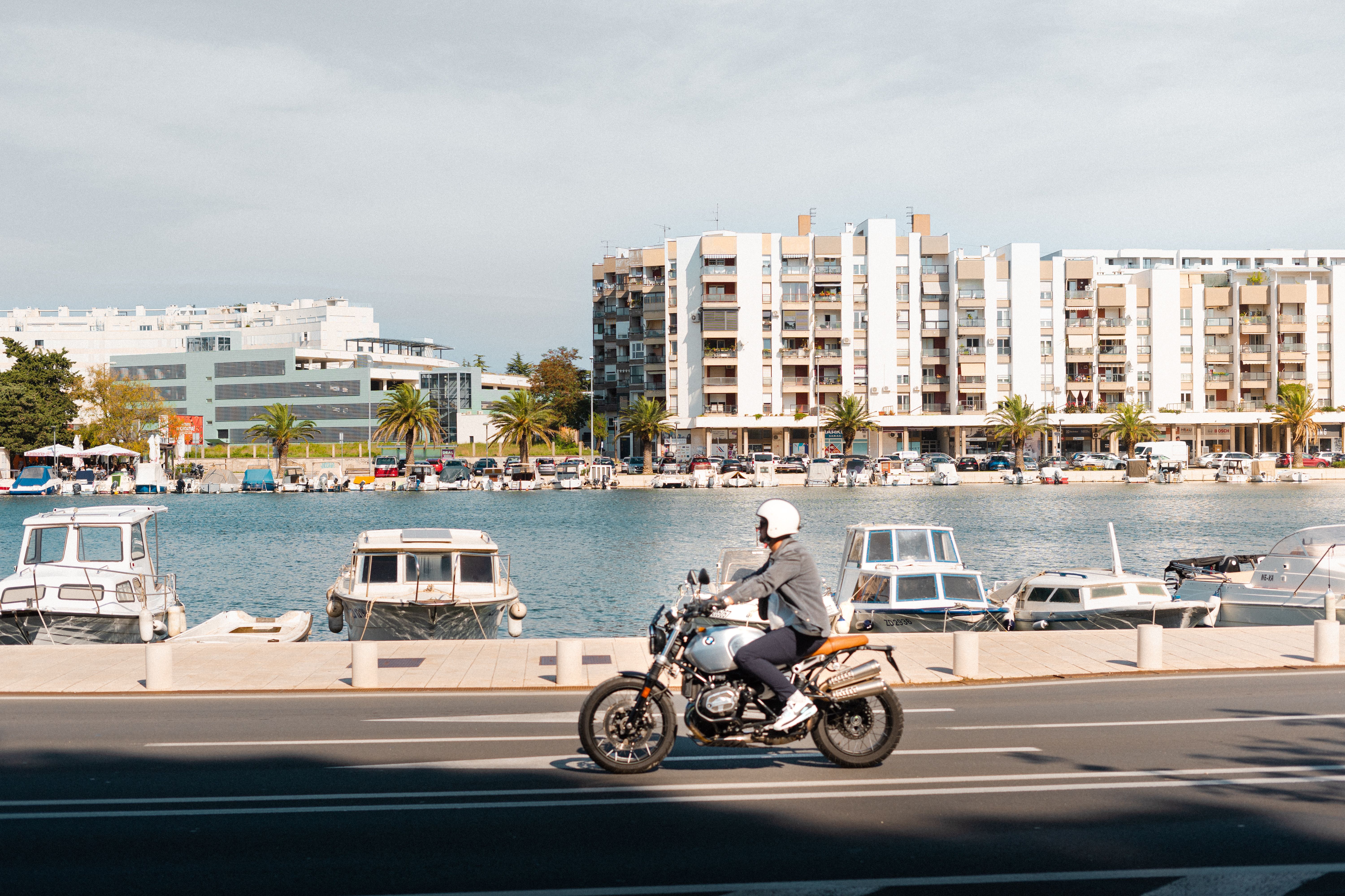 Un Motocycliste Circule Le Long Du Front De Mer De La Marina