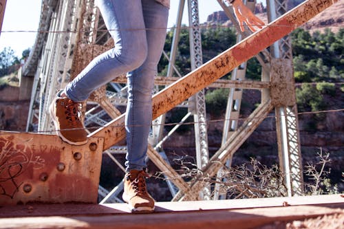 Persona Vestida De Pantalón De Mezclilla Azul De Pie Cerca De La Torre