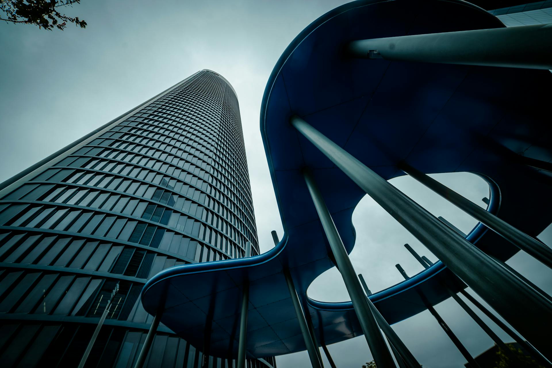 Modern Skyscraper Towering in Urban Blue Sky Scene