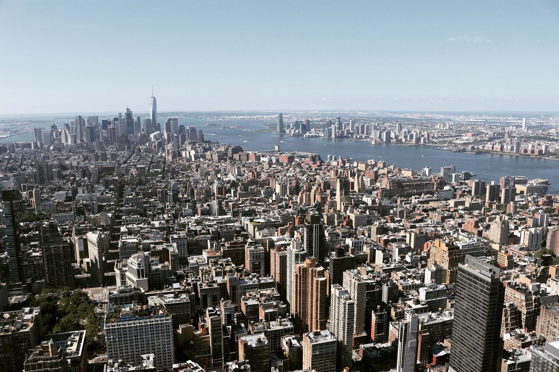 A city worth a stopover โ photo by Nina Uhlikova / Pexels
