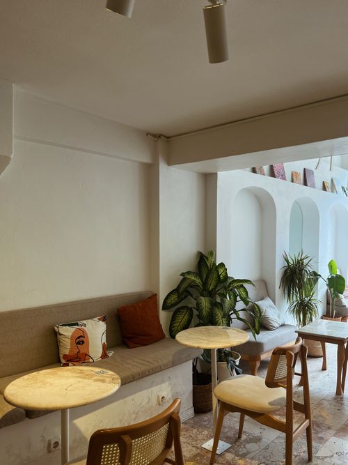 Free Bright café interior in İzmir with modern décor, featuring plants and minimalist seating arrangement. Stock Photo