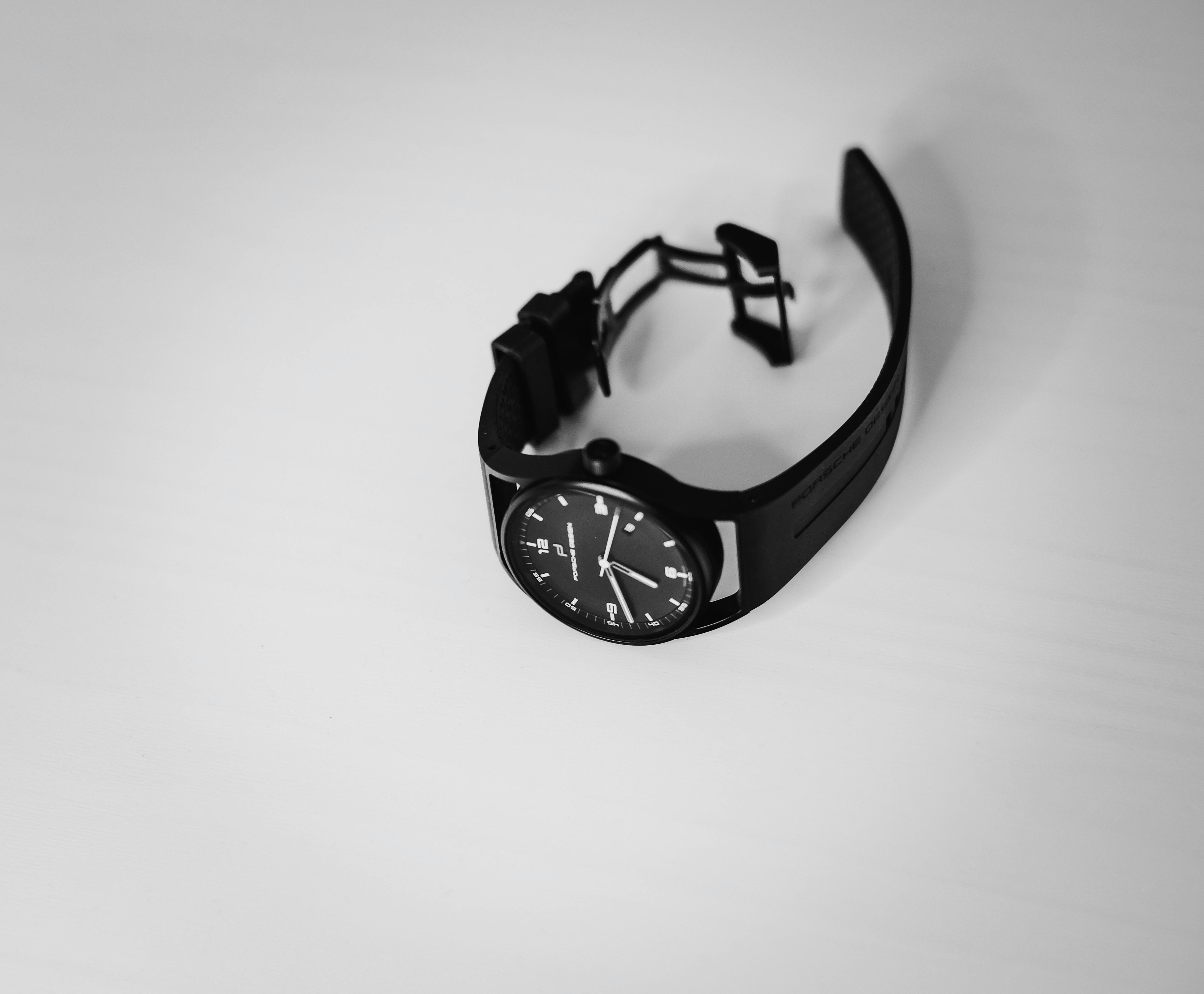 Ücretsiz Minimalist Beyaz Yüzey üzerinde Siyah Analog Saat Stok Fotoğraflar