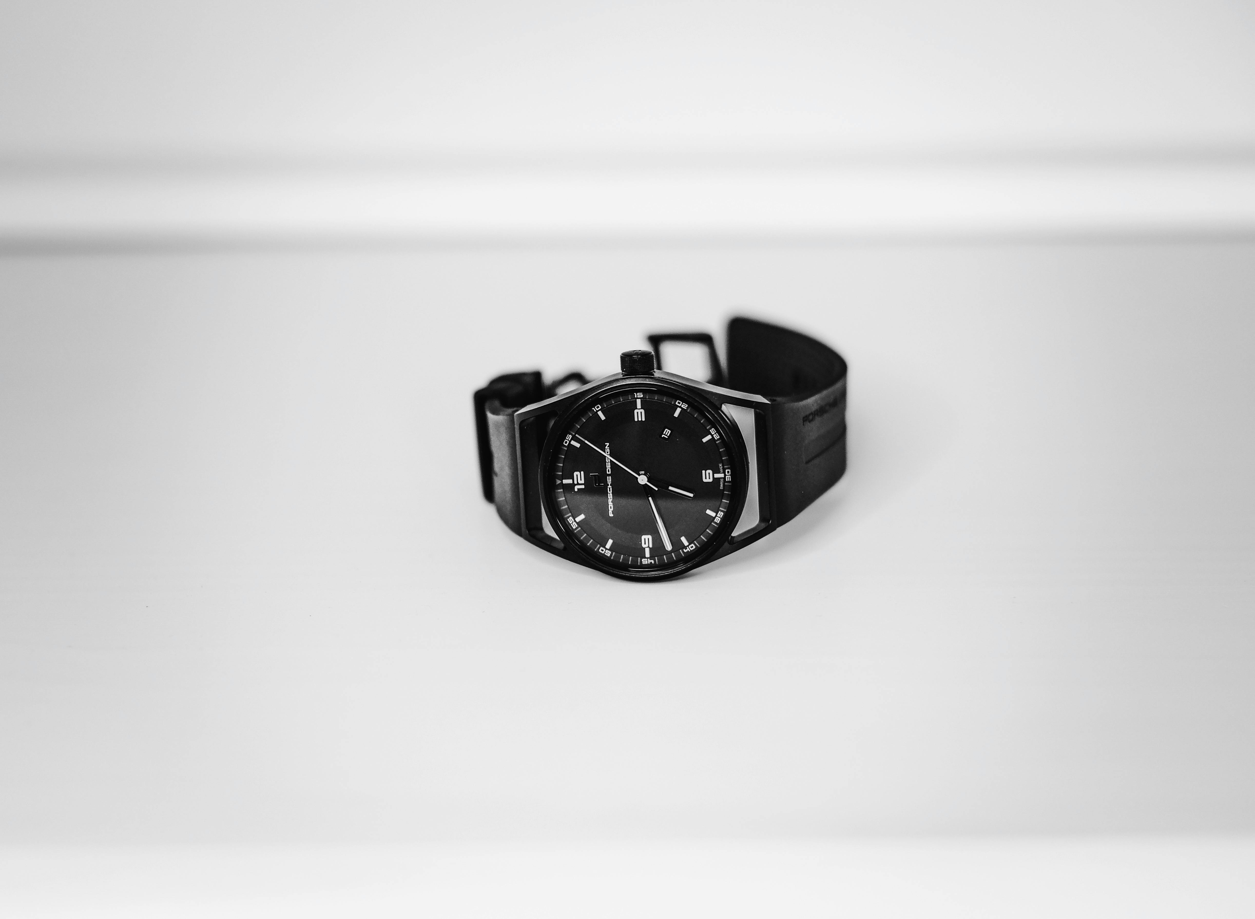 Gratis Elegante Reloj Analógico De Pulsera De Color Negro Sobre Superficie Blanca Foto de stock