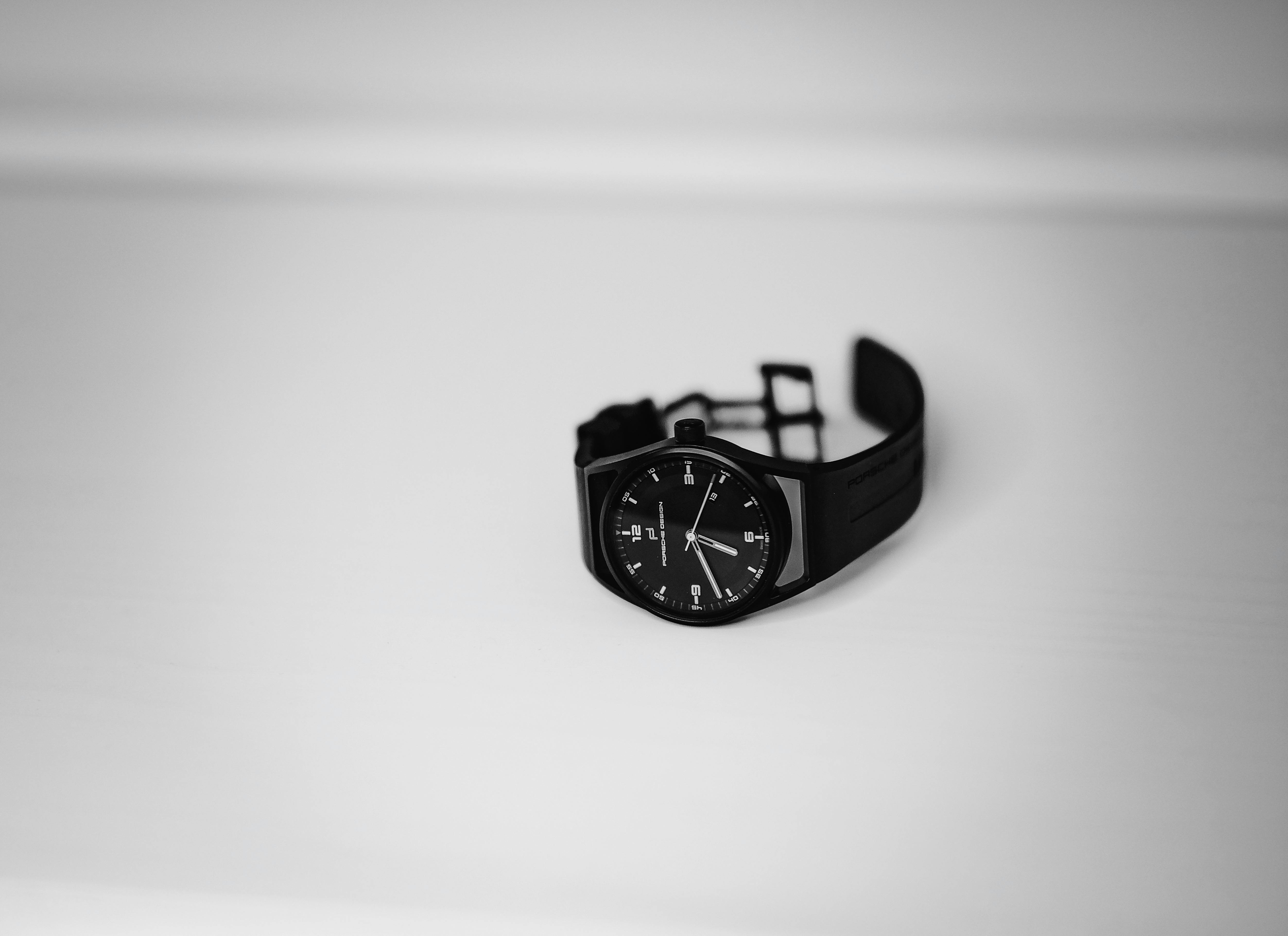 Gratis Orologio Da Polso Nero Su Superficie Bianca In Stile Monocromatico Foto a disposizione