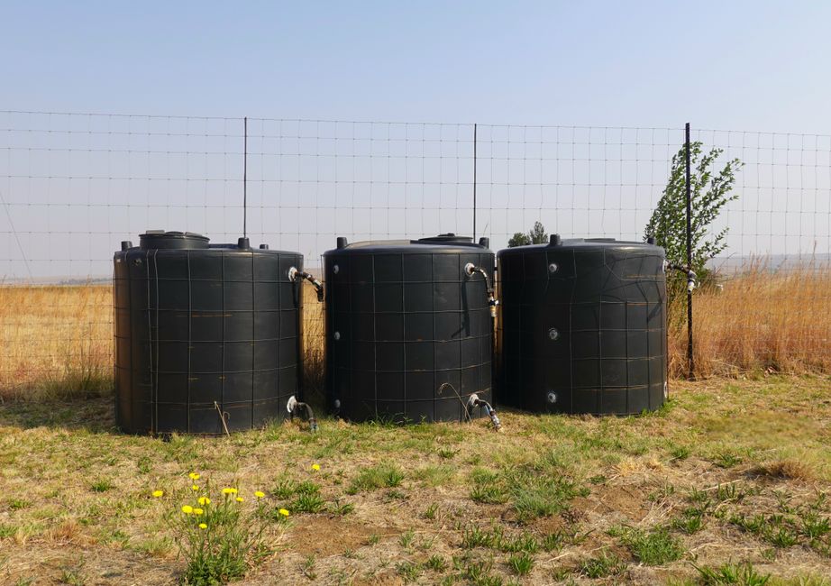 Kind speelt met water uit opvangsysteem. Kind speelt met water uit opvangsysteem.