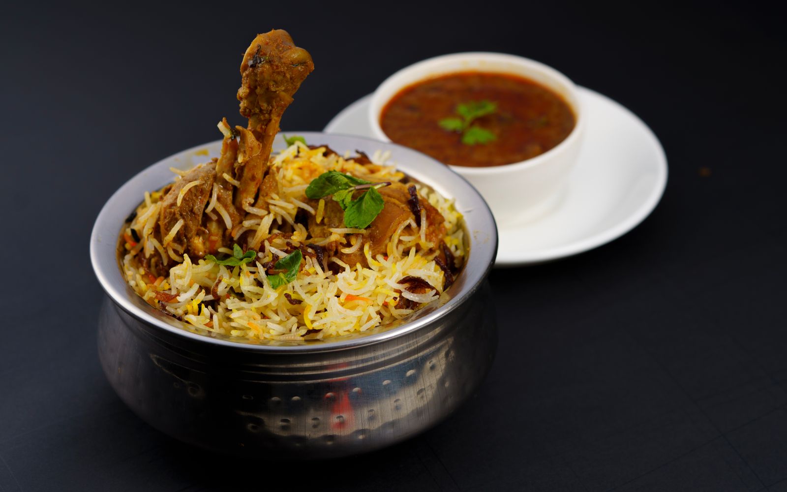 Foto de Biryani de frango com raita de pepino