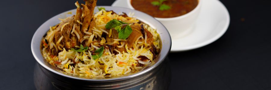 Foto de Biryani de frango com raita de pepino