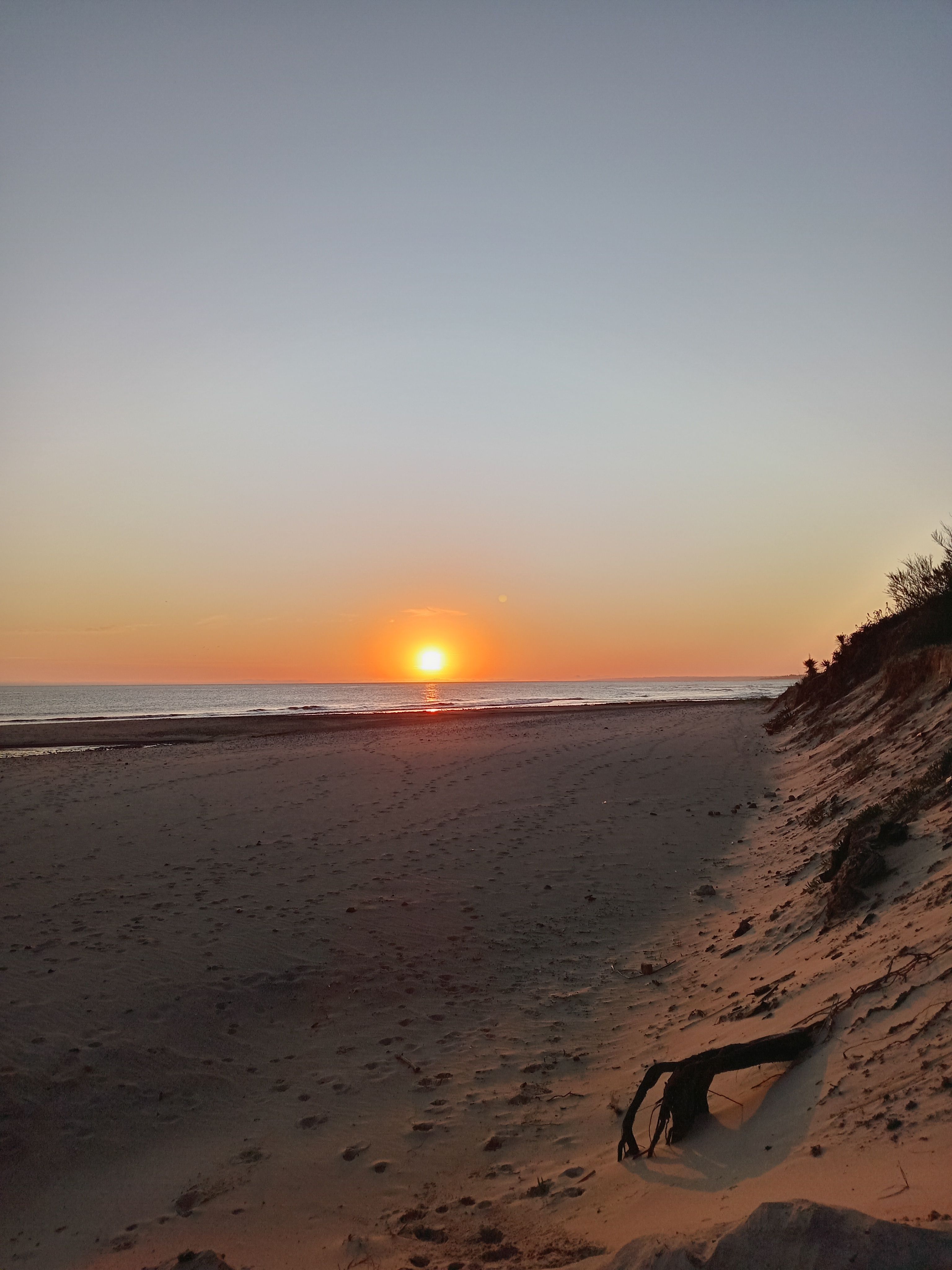 Serene Beach Sunset with Golden Horizon · Free Stock Photo