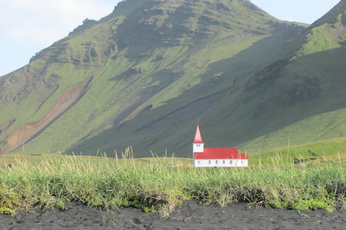 dağ, kara kumlu plaj, kilise içeren Ücretsiz stok fotoğraf