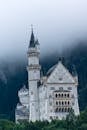 薄雾中浮现出的巴伐利亚州新天鹅堡景色令人惊叹