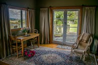 这间迷人的房间装饰复古，透过敞开的门便能欣赏到郁郁葱葱的花园景色