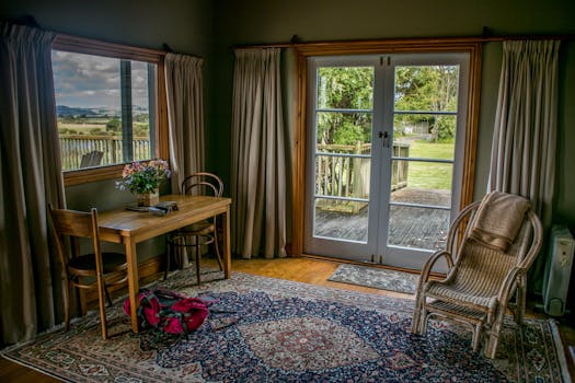 这间迷人的房间装饰复古，透过敞开的门便能欣赏到郁郁葱葱的花园景色