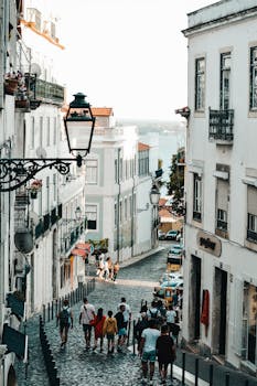 漫步于里斯本历史街区风景如画的鹅卵石街道，感受充满活力的当地生活