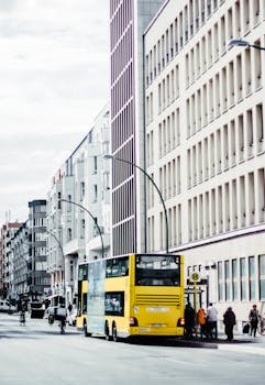 柏林的城市景观以黄色巴士和现代建筑为特色