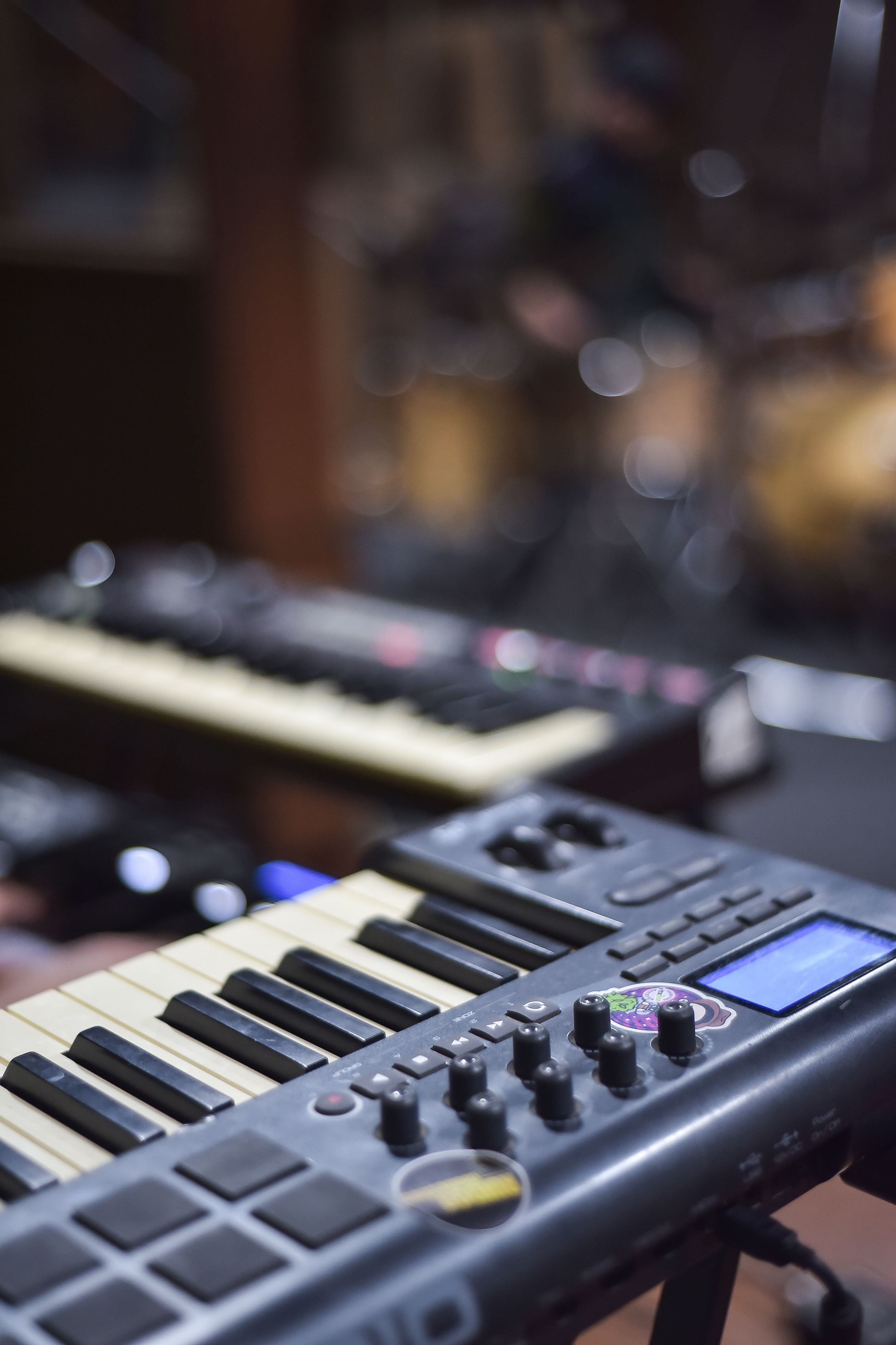 Electronic keyboard and mixer in a Buenos Aires recording studio, capturing a music creation atmosphere.