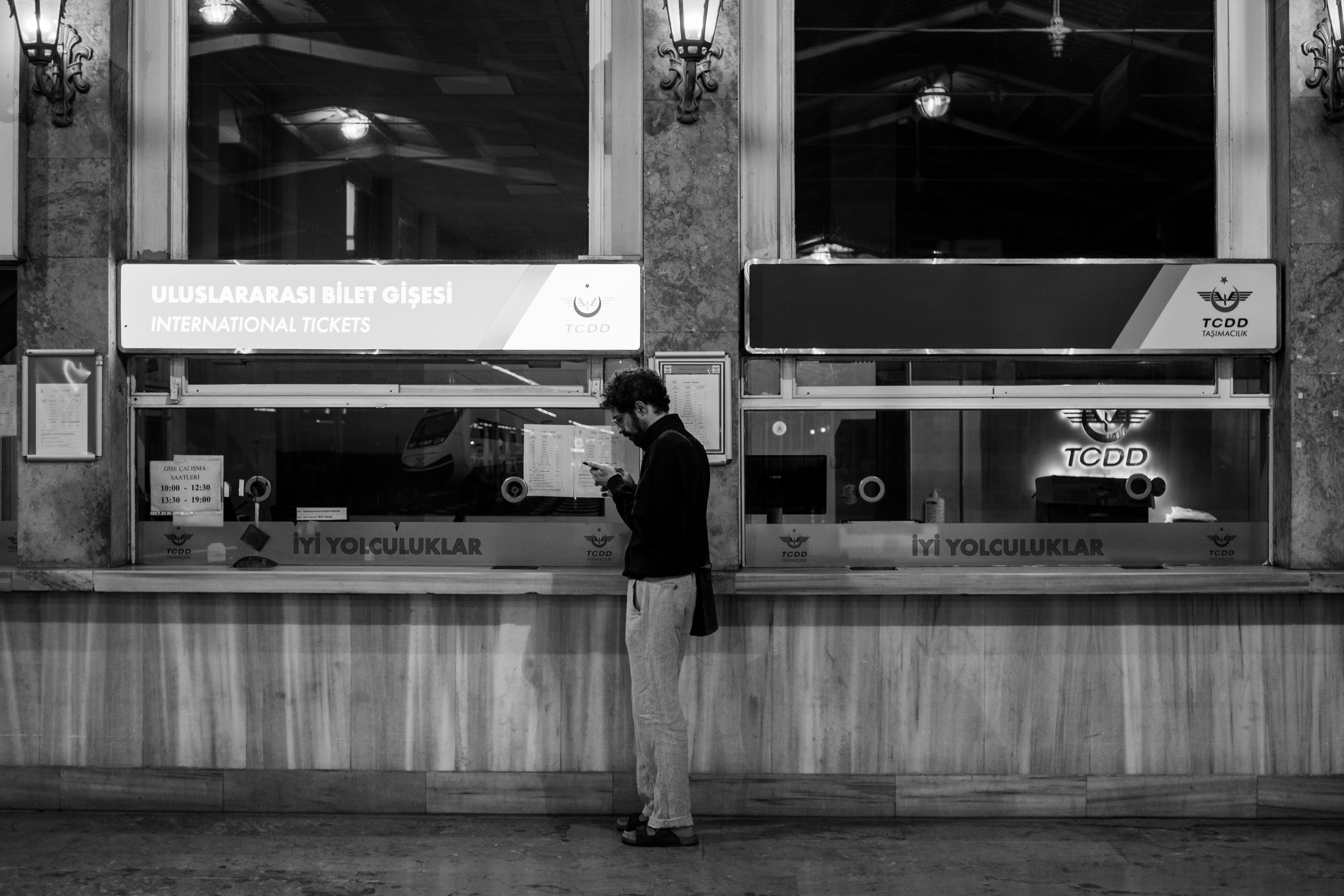 Gestor analizando ticket medio y ventas desde un dashboard