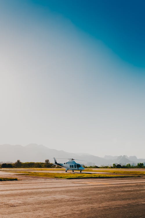 Helicóptero Blanco A Tierra