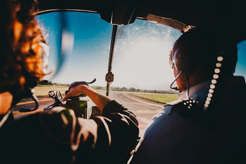 Dos Personas Dentro De Un Helicóptero