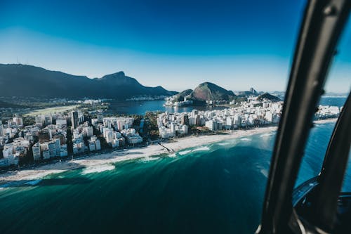 Fotografía Aérea De Edificios Blancos Y Grises