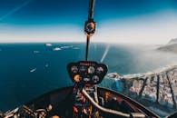 从直升机驾驶舱俯瞰里约热内卢的海岸线与海洋