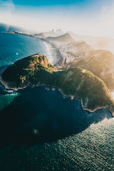 从空中俯瞰，里约热内卢的海岸线令人惊叹，其海滩与郁郁葱葱的景观尽收眼底