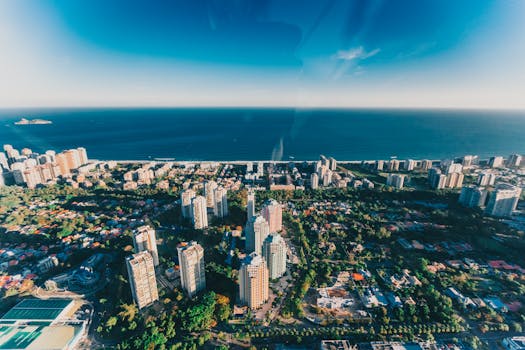 在晴朗的天空下，里约热内卢的天际线与海洋地平线构成了一幅令人惊叹的鸟瞰图