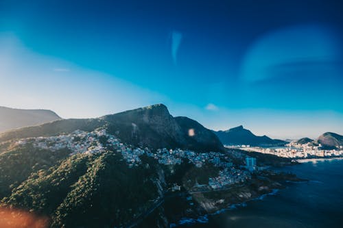 蓝蓝的天空下的山景