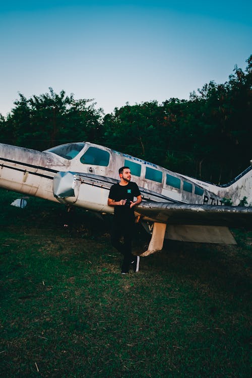 Foto De Hombre De Pie Junto A Un Avión Viejo