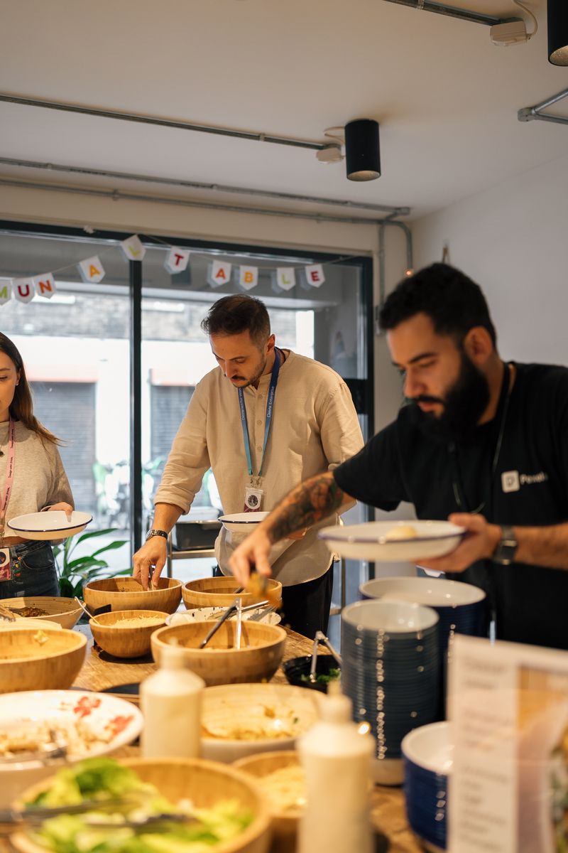 Grupo de pessoas em um almoço de confraternização