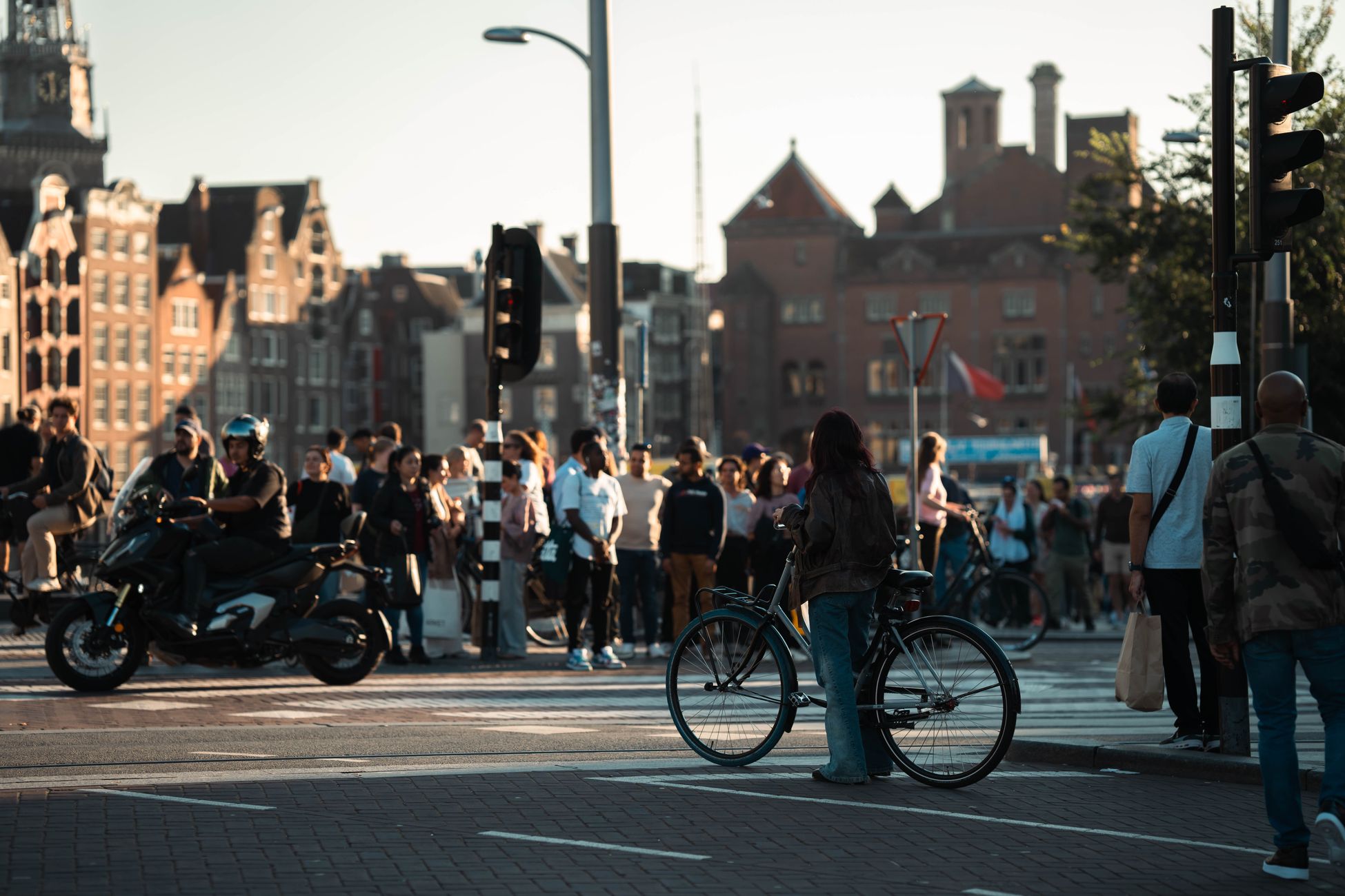 Fietser gewond bij aanrijding, automobilist naar ziekenhuis