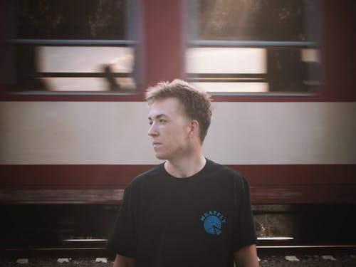 Foto profissional grátis de arte de rua, homem, trem