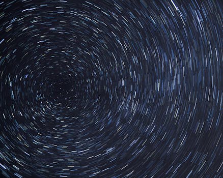 晴朗的夜空中，令人眼花缭乱的星光轨迹创造出螺旋效应