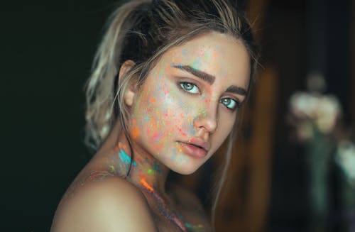 Foto De Mulher Com Pintura Facial