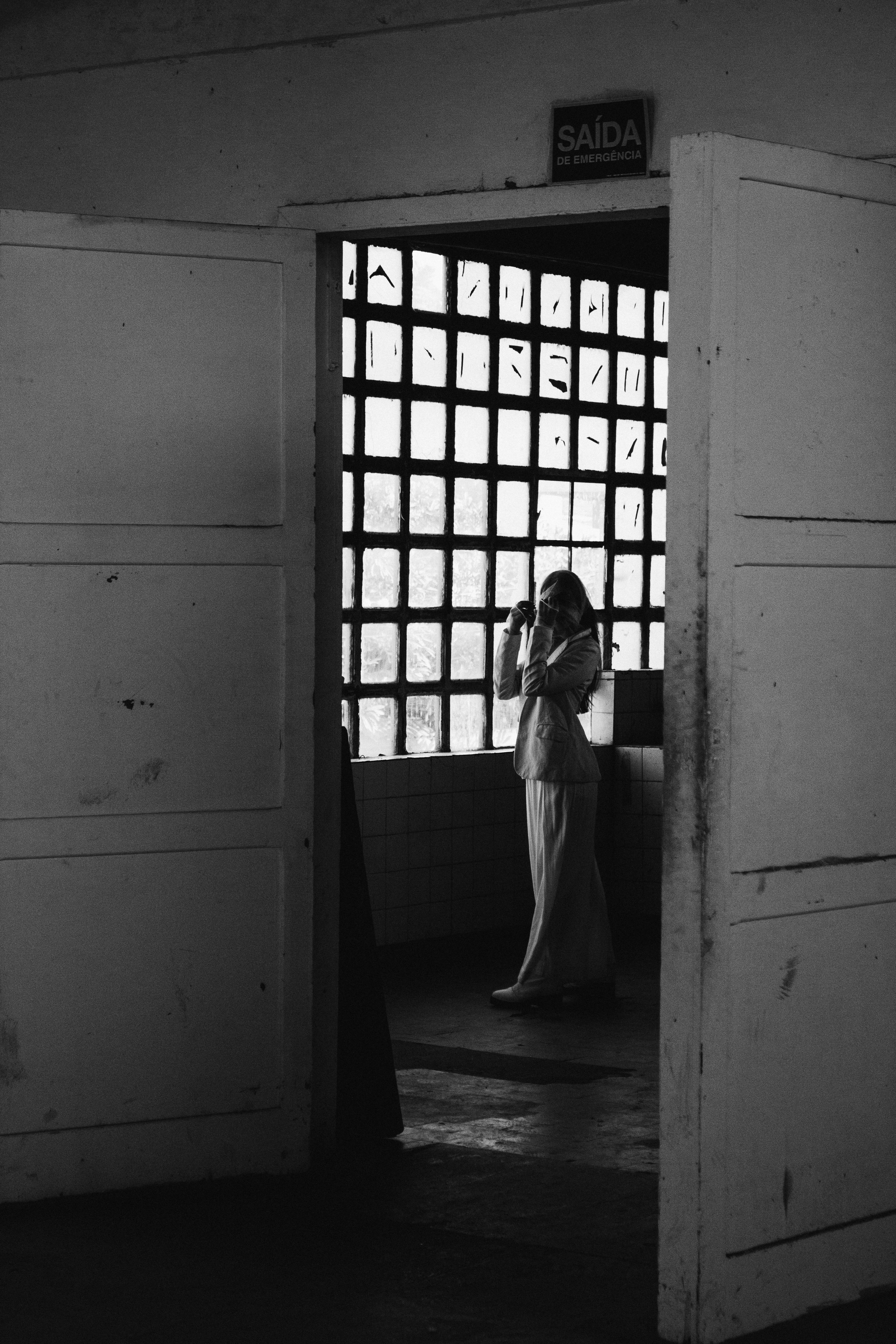 Gratis Foto Grayscale Woman Inside Room Foto Stok