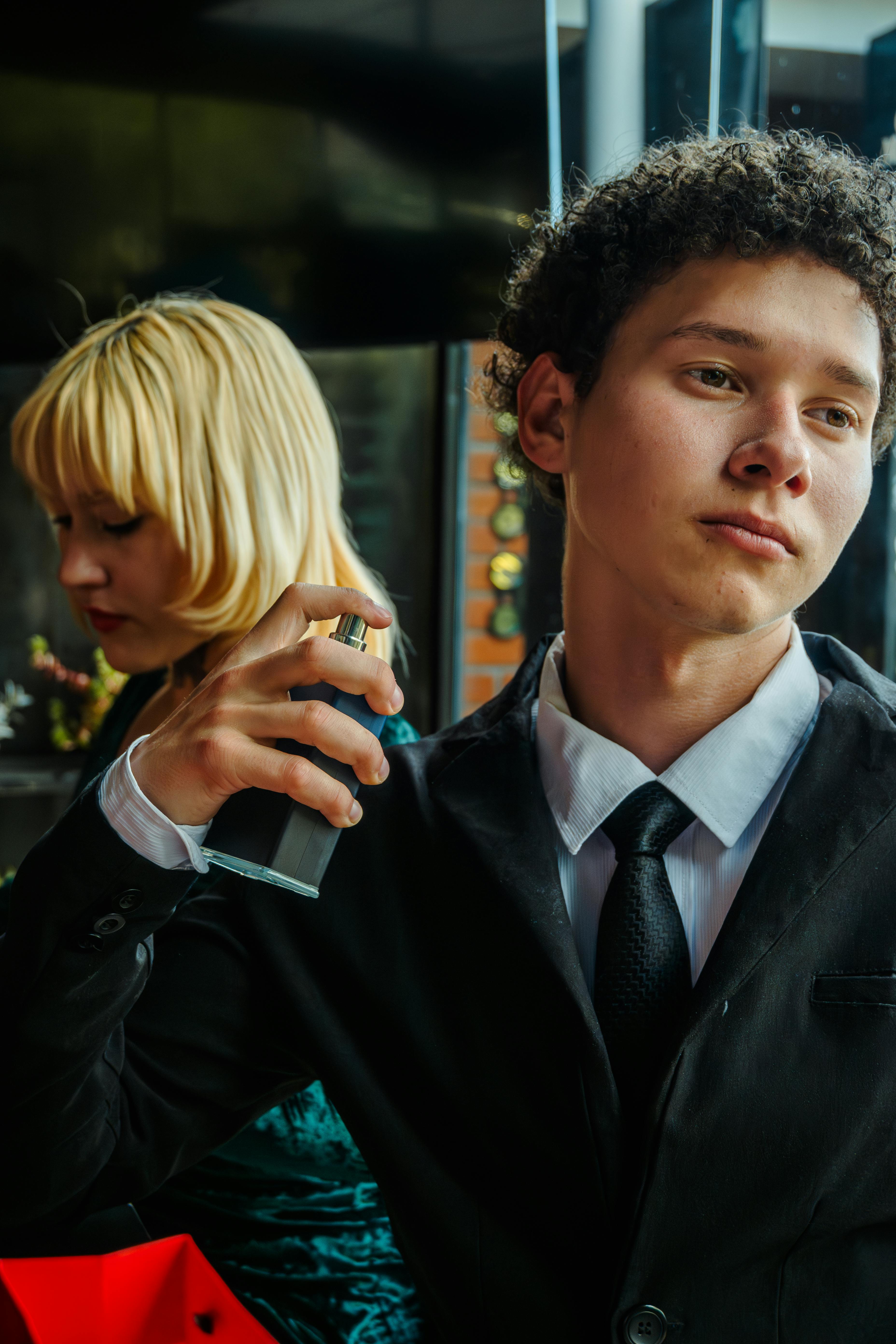 Kostenlos Elegantes Paar Posiert Mit Parfüm In Cuenca Stock-Foto