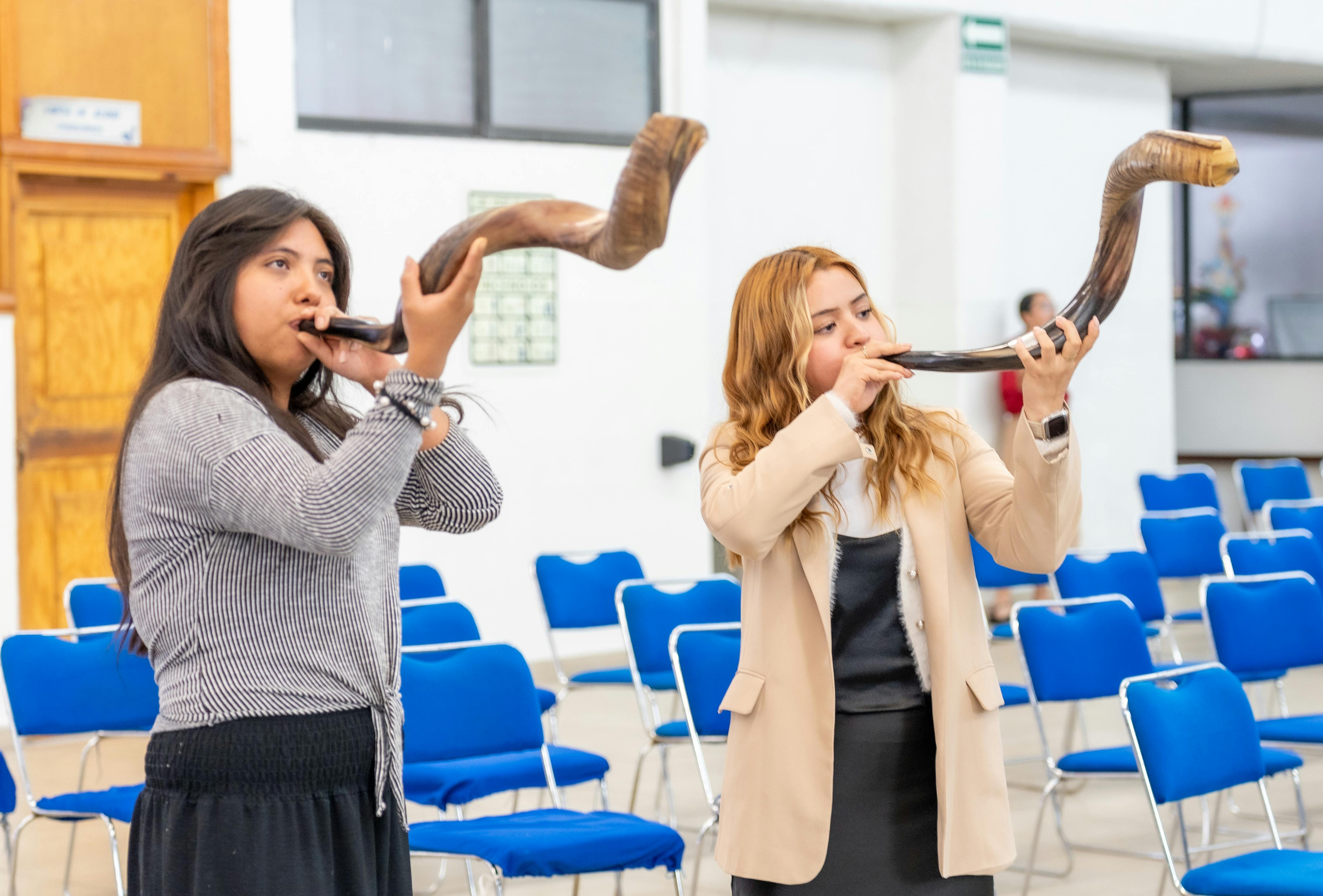 grátis Mulheres Tocando Shofares Na Cidade Do México Foto profissional