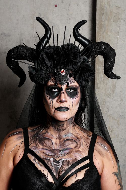 Free A striking dark fantasy costume with horns and black veil, perfect for Halloween or cosplay. Stock Photo