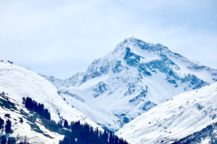 Majestic snow-capped peaks of the Himalayas in Manali offer a stunning natural landscape in winter.