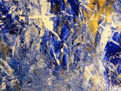这幅动态抽象艺术作品以生动的蓝色和金色纹理为特色，非常适合用作创意背景