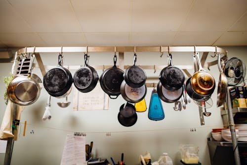 Assortiment De Poêles à Frire Accroché Sur Une Grille